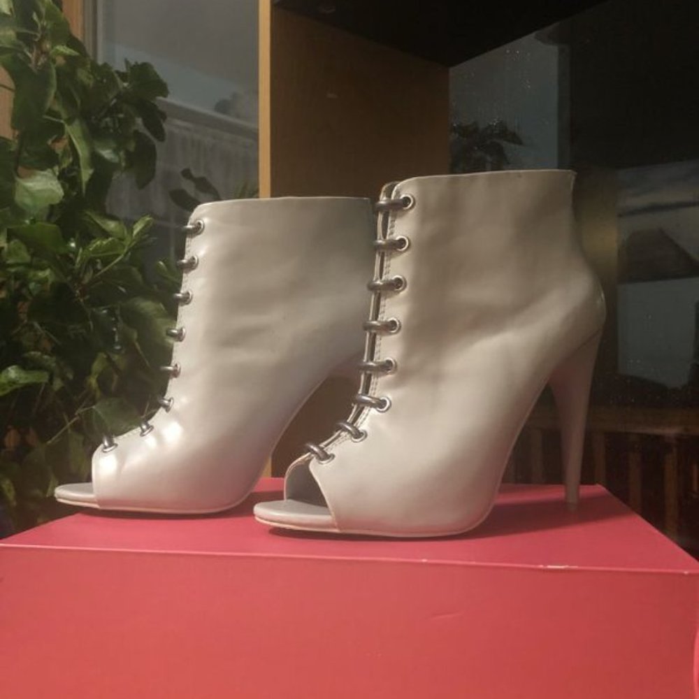 beau+ashe Silver Pump with Gunpowder-Metal Colored